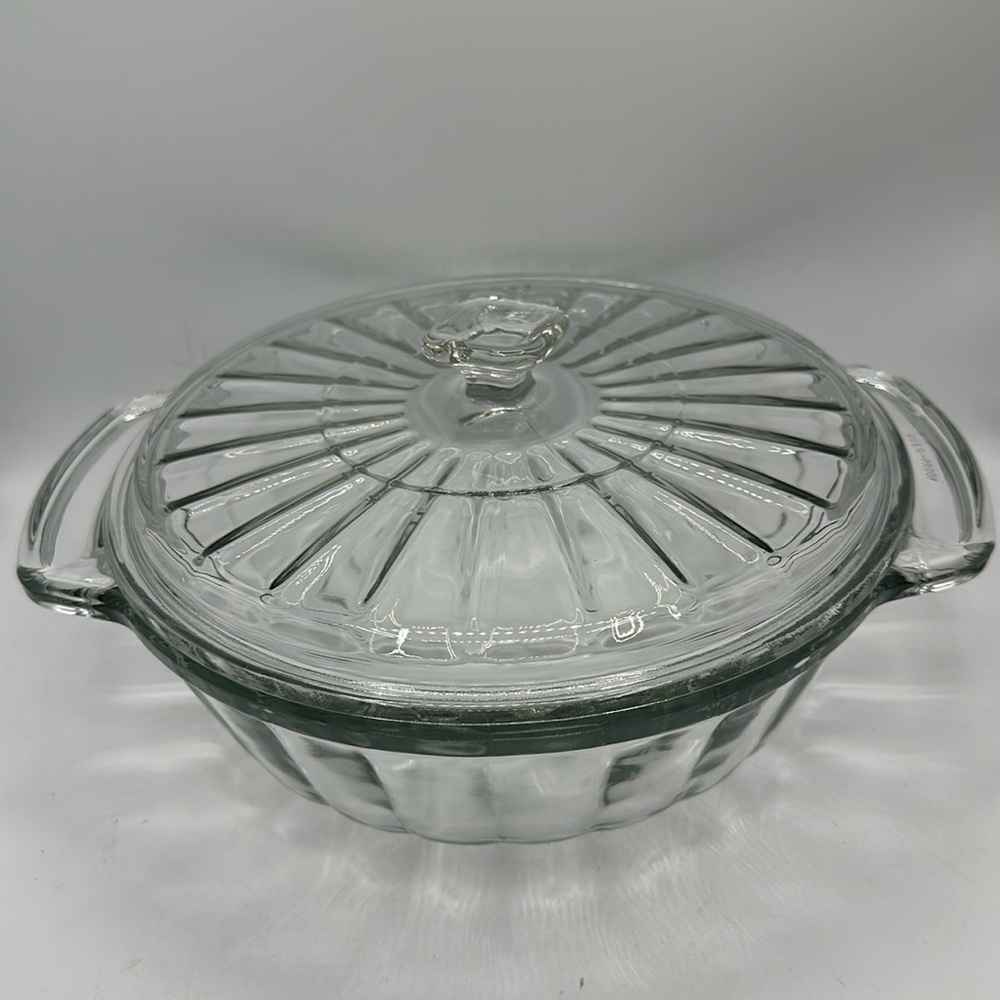 Vintage clear 1.5-quart glass baking / casserole dish with square-handled lid